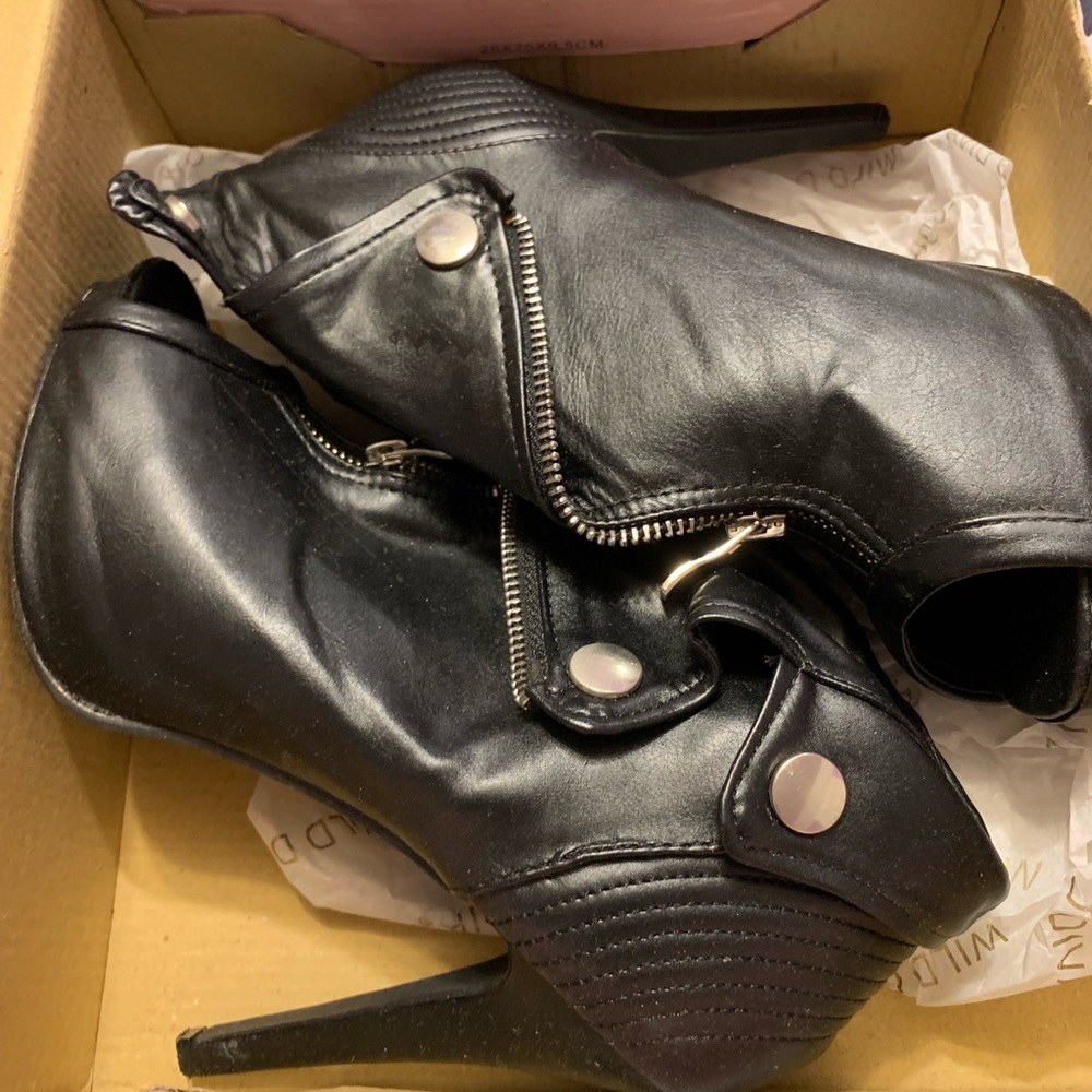 Wild diva Black booty heels